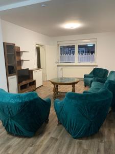 Zona de estar de Monteurzimmer Oberlistingen Zweibettzimmer mit 2 Bädern