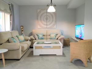 Posedenie v ubytovaní Peña Beach 3 Bedroom Duplex, BBQ, Pool, Sea Views,