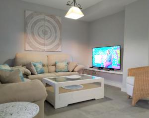 Televízia a/alebo spoločenská miestnosť v ubytovaní Peña Beach 3 Bedroom Duplex, BBQ, Pool, Sea Views,