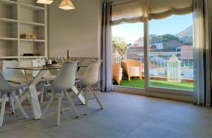 Balkón alebo terasa v ubytovaní Peña Beach 3 Bedroom Duplex, BBQ, Pool, Sea Views,