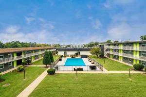 una vista aérea de un complejo de apartamentos con piscina en Hillside Crossing Nashville a Ramada by Wyndham en Nashville