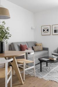 a living room with a couch and a table at Madrid Sur Apartments by Olala Homes in Madrid