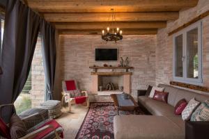 un soggiorno con divano e camino di Sinium Luxury Villas a Víngla