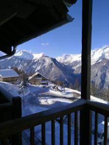 einen Balkon mit Blick auf einen verschneiten Berg in der Unterkunft 4P - Ski Villard-Reculas domaine Alpe d'Huez in Villard-Reculas
