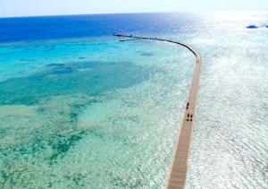 eine Straße im Wasser neben dem Meer in der Unterkunft Soma Bay Apartment in Hurghada