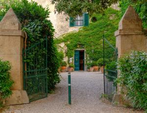 una entrada a una casa con una puerta verde en Antica Fattoria La Parrina, en Orbetello