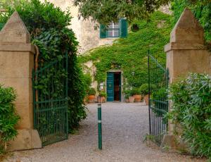 an entrance to a house with a green gate at Antica Fattoria La Parrina in Orbetello