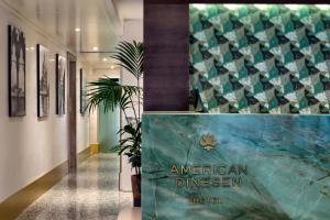 een hal van een Amerikaanse eetzaal met een hotelbord bij Hotel American-Dinesen in Venetië