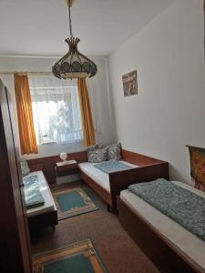 Ένα ή περισσότερα κρεβάτια σε δωμάτιο στο Villa-Negra Retro Panzió