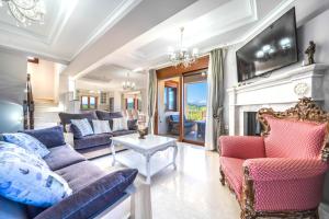 TV a/nebo společenská místnost v ubytování Iremia Luxury Villa with pool