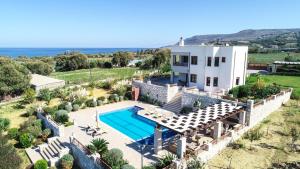 Bazén v ubytování Iremia Luxury Villa with pool nebo v jeho okolí