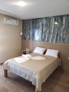 um quarto com uma cama com duas toalhas em Pousada e Restaurante Lagoa Azul em Jijoca de Jericoacoara