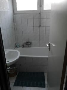 Ένα μπάνιο στο Business or Family Luxurious 2 Bed room apartment with Kitchen & Balcony