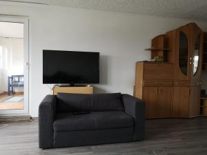 Μια τηλεόραση ή/και κέντρο ψυχαγωγίας στο Business or Family Luxurious 2 Bed room apartment with Kitchen & Balcony