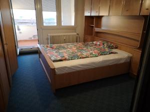 Ένα ή περισσότερα κρεβάτια σε δωμάτιο στο Business or Family Luxurious 2 Bed room apartment with Kitchen & Balcony