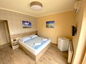 um quarto com uma cama num quarto em Unio Vendégház 2 em Siófok