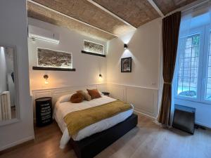 ローマにあるDomus Avi - Guest Houseのベッドルーム1室(ベッド1台、大きな窓付)