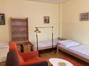 Kurca-parti Vendégház في زينتيس: غرفة معيشة مع سرير وأريكة