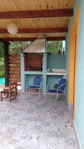 patio con 2 sillas y fogones en Allegra casas de campo en Vaqueros