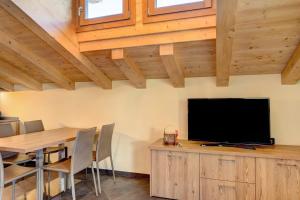 TV a/nebo společenská místnost v ubytování Rasia Residence Relax Wood