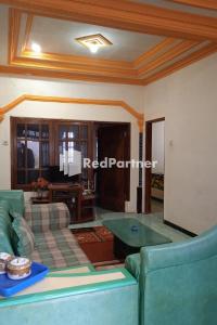 uma sala de estar com um sofá e uma mesa em Gebby Homestay Bromo RedPartner em Pasuruan