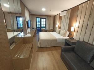 een hotelkamer met een bed en een bank bij bahçelievler hotels in Ankara