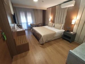een hotelkamer met een bed en een televisie bij bahçelievler hotels in Ankara