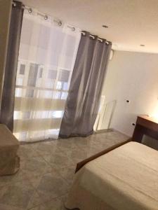 ナポリにあるIl Basso 13のベッドルーム1室(ベッド1台、大きな窓付)
