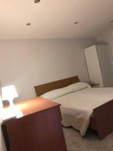 ナポリにあるIl Basso 13のベッドルーム1室(ベッド2台、ランプ付きテーブル付)