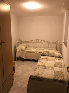 ナポリにあるIl Basso 13のベッドルーム1室(ベッド2台付)