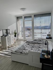 ein Schlafzimmer mit einem großen Bett und einem großen Fenster in der Unterkunft Apartmán Šantovka in Olomouc