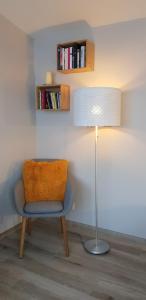 krzesło i lampa w pokoju w obiekcie Agréable petite maison avec jardin et parking w mieście Chamvres