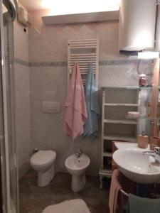 Chezmoi في كورمايور: حمام مع مرحاض ومغسلة