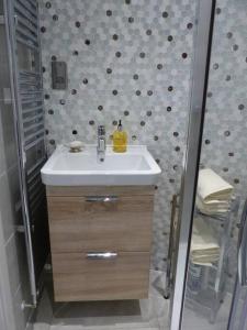 une salle de bain avec un lavabo et une douche dans l'établissement Whitstable - Salt Yard Cottage 1, à Whitstable