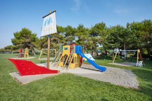 Kawasan permainan kanak-kanak di Victoria Mobilehome in Camping Village Mediterraneo