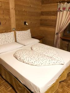 Säng eller sängar i ett rum på Hotel Flora Alpina