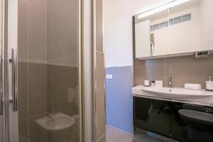 Bilik mandi di Nidino Suite by MMega +11 gambar