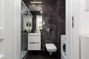 Kúpeľňa v ubytovaní Elegancki Apartment z Parkingiem by Noclegi Renters