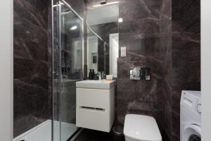 Kúpeľňa v ubytovaní Elegancki Apartment z Parkingiem by Noclegi Renters