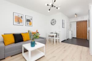 Posedenie v ubytovaní Elegancki Apartment z Parkingiem by Noclegi Renters