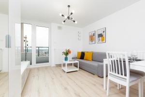 Posedenie v ubytovaní Elegancki Apartment z Parkingiem by Noclegi Renters