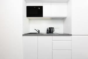 Kuchyňa alebo kuchynka v ubytovaní Elegancki Apartment z Parkingiem by Noclegi Renters