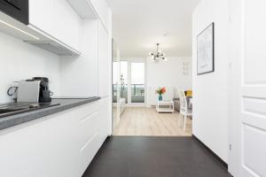 Kuchyňa alebo kuchynka v ubytovaní Elegancki Apartment z Parkingiem by Noclegi Renters