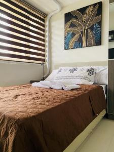 una camera da letto con un grande letto e una finestra di Solemare Parksuites Condo a Manila