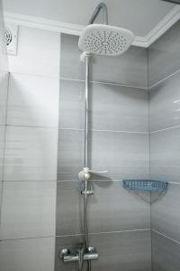 y baño con ducha con cabezal de ducha. en Sweet Home Hostel, en Chernivtsi