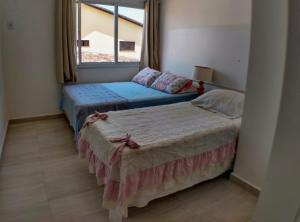 Rúm í herbergi á Apartamento Duplex beira Mar