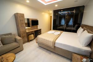 A television and/or entertainment centre at Zin Hotel İstanbul