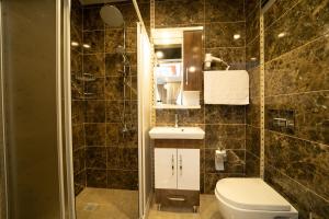 A bathroom at Zin Hotel İstanbul Még 37 kép