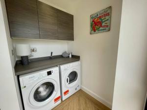 une buanderie avec un lave-linge. dans l'établissement Whitstable - Salt Yard Cottage 4, à Whitstable