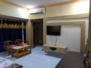 TV a/nebo společenská místnost v ubytování Hotel Shivneri
